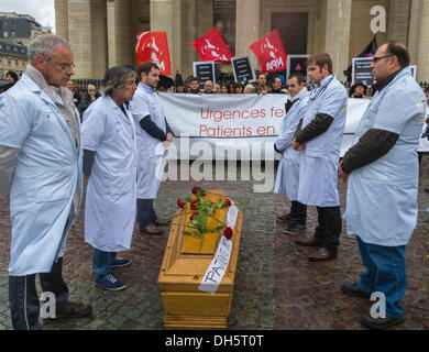 Paris, Frankreich, die französische Gesundheitsbehörde WOR-kers und AIDS-Aktivisten protestieren gegen die Schließung eines Pariser Hos-pitals, des Hô-tel-Dieu, Casket Stockfoto