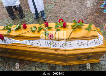 Paris, Frankreich, französische Gesundheitsarbeiter und AIDS-Aktivisten protestieren gegen die Schließung eines Pariser Hos-pitals, des Hô-tel-Dieu, Casket, Detail, Street, Protest des Gesundheitarbeiters, Trauer um Blumen Stockfoto