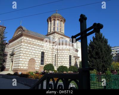 Bukarest, Rumänien. 23. Oktober 2013. Die Kirche Curtea Veche ist das älteste Gebäude in Bukarest und steht im Zentrum des historischen Viertels in Bukarest, 23. Oktober 2013. Foto: Jens Kalaene/Dpa/Alamy Live News Stockfoto