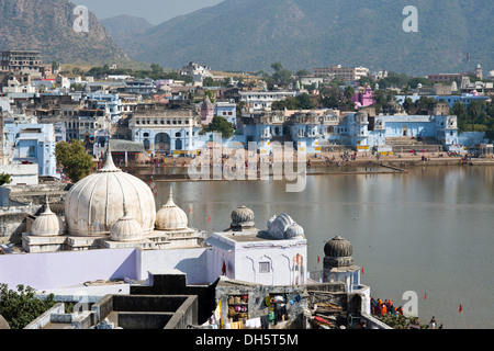 Tempel, Gebäude und Ghats im Heiligen Pushkar-See, hinduistische Wallfahrtsort Pushkar, Rajasthan, Indien Stockfoto