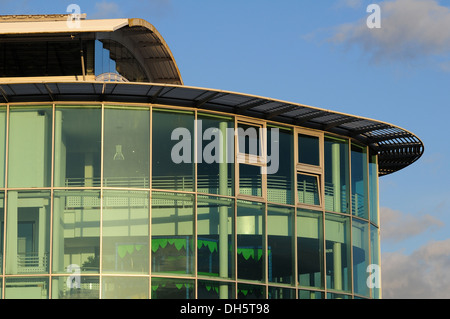 Das Plymouth National Marine Aquarium in Sutton Harbour an einem Abend im Oktober. Stockfoto