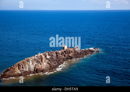 Kleiner Schrein Altar auf kleine Insel am Punta Coltellazzo von Capo di Pula Turm an Nora Ruinen - Sardinien Stockfoto