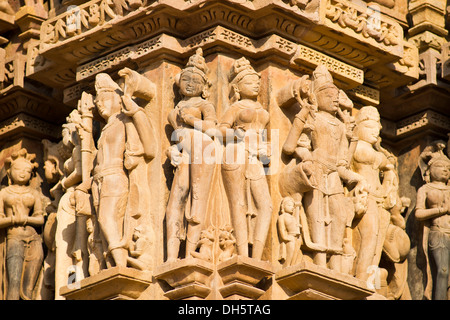 Skulpturen von Menschen und Göttern an der Fassade des Tempels Kandariya Mahadeva, Khajuraho Gruppe von Denkmälern Stockfoto