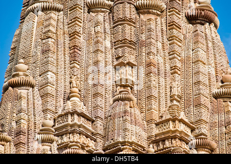 Ornamente auf dem Shikhara-Turm, Kandariya Mahadeva Tempel, Khajuraho Gruppe Denkmäler, UNESCO-Weltkulturerbe Stockfoto