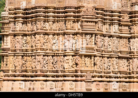 Relief-Skulpturen der Götter und Menschen an der Fassade des Tempels Kandariya Mahadeva, Khajuraho Gruppe von Denkmälern Stockfoto