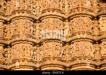 Relief-Skulpturen der Götter und Menschen an der Fassade des Lakshman Tempel, Western Group, Khajuraho Tempelbezirk Stockfoto