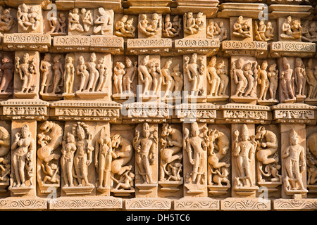 Relief-Skulpturen der Götter und Menschen an der Fassade des Parshvanath Tempel, östliche Gruppe, Jain-Tempel Stockfoto