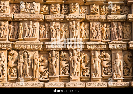 Relief-Skulpturen der Götter und Menschen an der Fassade des Parshvanath Tempel, östliche Gruppe, Jain-Tempel Stockfoto