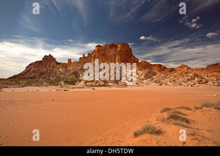 Outback / Wüstenlandschaft mit Felsvorsprung und Claypan bei Rainbow Valley Sehenswürdigkeit in central Australia NT Stockfoto