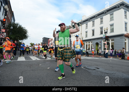 Christopher Sanford, gibt von Newport News, Virginia, eine Daumen-hoch während der Ausführung in der 38. jährliche Marine Corps Marathon in Washington D.C., 27. Oktober 2013. Bekannt als "The People Marathon", bewertet das 26,2 Meilen-Rennen den 3. größten Marathon im United Sta Stockfoto