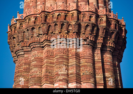 Detail, Reliefs, Ornamente und kalligraphischen Inschriften, Suren aus dem Koran auf die Siegessäule und das Qutub Minar Minarett Stockfoto