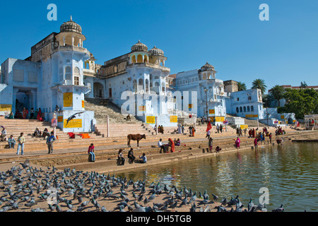 Tempel, Gebäude und Ghats am Heiligen Pushkar-See, Pushkar Sarovara, hinduistische Wallfahrtsort Pilgern an den Ghats Baden Stockfoto