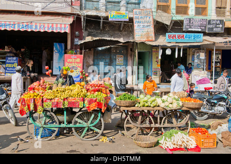 Am Straßenrand Obst und Gemüse Karren, Pushkar, Rajasthan, Indien Stockfoto