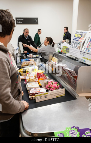 Waitrose Supermarktkasse bis als Essen-Produkte-Bewegung entlang des Gürtels. Abergavenny, Monmouthshire, Wales, GB, UK. Stockfoto