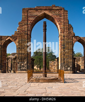 Eingangsportal der Masjid Moschee Quwwat-Ul-Islam mit Reliefverzierungen und einer eisernen Säule im Rathaushof, Qutb Minar Stockfoto