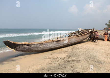 Fischer, schob ihr Boot aus dem Wasser auf den Strand, Varkala, Kerala, Indien, Asien Stockfoto