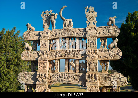 Toran oder heilige Tor mit Steinreliefs an die buddhistische Stupa, Stupa Nr. 1, eine große Stupa vom 2. Jahrhundert v. Chr., UNESCO-Welt Stockfoto