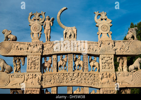 Toran oder heilige Tor mit Steinreliefs an die buddhistische Stupa, Stupa Nr. 1, eine große Stupa vom 2. Jahrhundert v. Chr., UNESCO-Welt Stockfoto