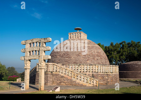 Toran oder heilige Tor mit Steinreliefs an die buddhistische Stupa, Stupa Nr. 1, eine große Stupa vom 2. Jahrhundert v. Chr., UNESCO-Welt Stockfoto