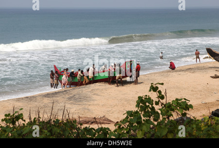 Fischer, schob ihr Boot aus dem Wasser auf den Strand, Varkala, Kerala, Indien, Asien Stockfoto