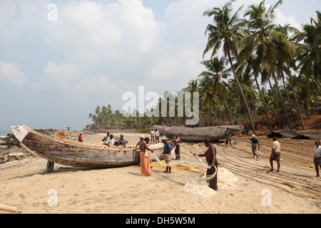 Gruppe von Fischern sortieren ihre Netze auf den Strand, Varkala, Kerala, Indien, Asien Stockfoto