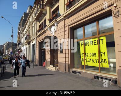 Bukarest, Rumänien. 23. Oktober 2013. Ein Schild "zu vermieten" wirbt für die Vermietung von einem Geschäft am Rande der Altstadt im Zentrum von Bukarest, Rumänien, 23. Oktober 2013. Foto: Jens Kalaene/Dpa/Alamy Live News Stockfoto