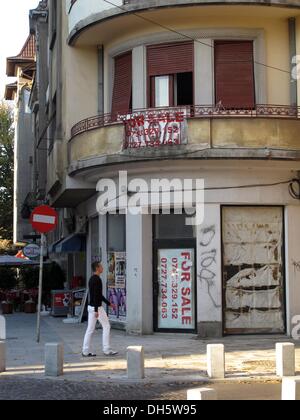 Bukarest, Rumänien. 23. Oktober 2013. "For Sale" steht an der Fassade eines Gebäudes im Zentrum von Bukarest, 23. Oktober 2013. Foto: Jens Kalaene/Dpa/Alamy Live News Stockfoto