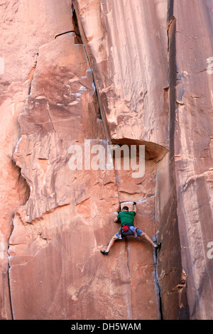 Kletterer Klettern einer Felswand in der Nähe von Moab, Utah, USA Stockfoto