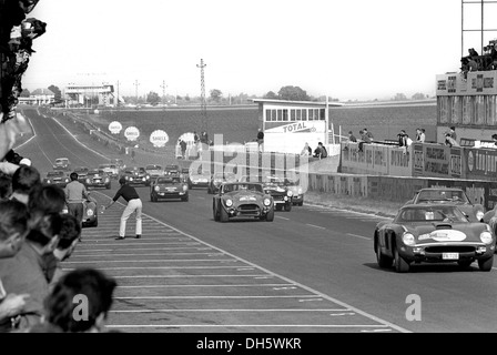 Cobra 289 Hardtop zu Beginn der Tour de France Automobile zwei-Stunden-Rennen Etappe in Reims-Gueux Circuit 20. September 1964. Stockfoto