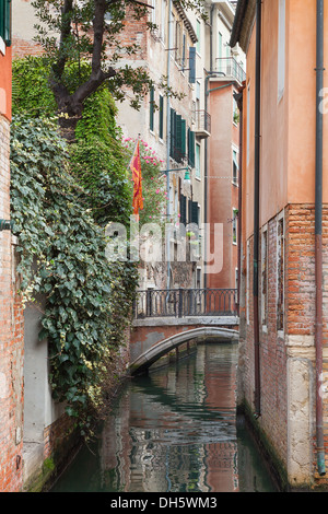 Typische Straßenszene von Canal in Venedig Italien Stockfoto
