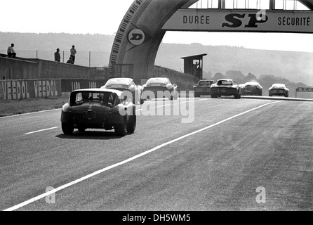 Cobra 289 Hardtop zu Beginn der Tour de France Automobile zwei-Stunden-Rennen Etappe in Reims-Gueux Circuit 20. September 1964. Stockfoto