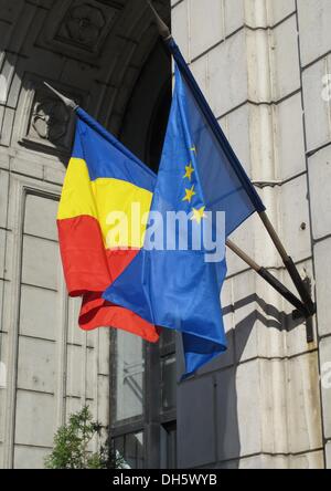 Bukarest, Rumänien. 23. Oktober 2013. Die rumänische Flagge und die Flagge von Europa hängen an einem Gebäude in Bukarest, 23. Oktober 2013. Foto: Jens Kalaene/Dpa/Alamy Live News Stockfoto