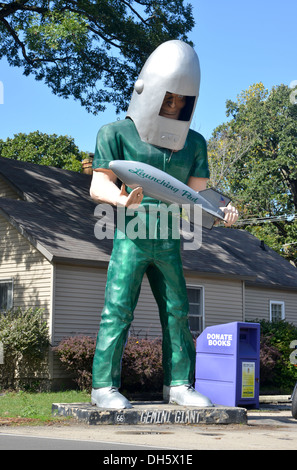 Der Gemini-Riese - ein Wahrzeichen von Route 66. Eine alte Schalldämpfer Mann Statue an der Startrampe Diner in Wilmington, Will County, Illinois Stockfoto