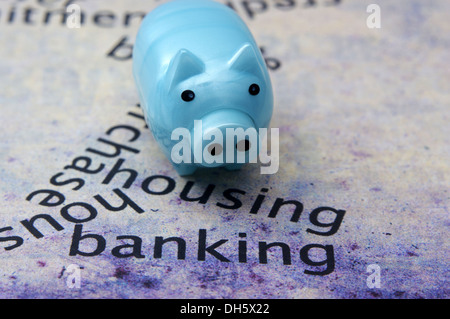 Banking-Text auf Papier mit Sparschwein Stockfoto