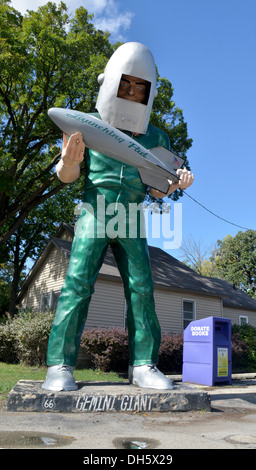 Der Gemini-Riese - ein Wahrzeichen von Route 66. Eine alte Schalldämpfer Mann Statue an der Startrampe Diner in Wilmington, Will County, Illinois Stockfoto