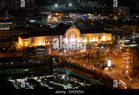 Nacht Kiew Stadt, Bahnhof, Luftbild Stockfoto