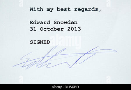 Berlin, Deutschland. 1. November 2013. Der Brief, die Edward Snowden Abgeordnete von Bündnis 90 gab/die grünen Hans-Christian Stroebele, die Bundesregierung in der Bundespressekonferenz übermitteln Gebäude in Berlin, Deutschland, 1. November 2013. Stroebele traf Snowden mit anderen Journalisten in Moskau. Foto: KAY NIETFELD/Dpa/Alamy Live News Stockfoto