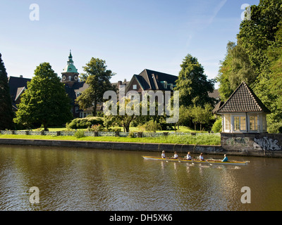Ruderboot auf der Alster vor St. Johannis-Kloster, Hamburg Stockfoto