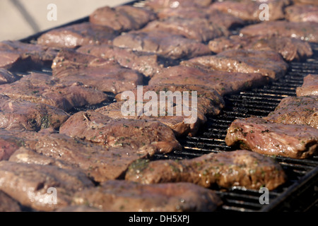 MARINE CORPS AIR STATION YUMA, Arizona – Marines mit 1. Bataillon, 7. Marineregiment Grill Steaks für einen Krieger Mahlzeit hier, Stockfoto