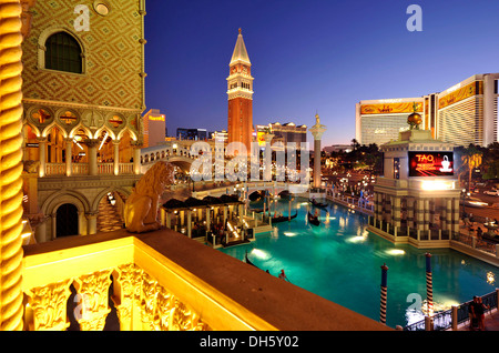 Canale Grande, Canale Grande bei Dämmerung, blaue Stunde, Campanile Glocke Turm, Gondeln, Strip, 5-Sterne Luxushotel Venetian Stockfoto