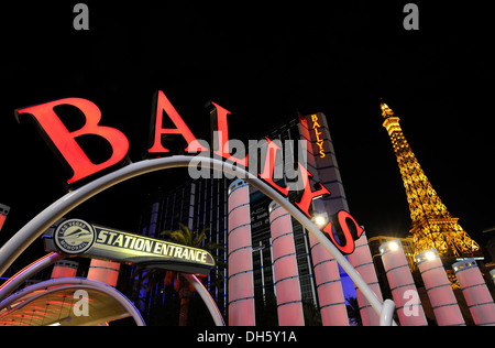 Nachtaufnahme, Bally's Las Vegas, ein Luxushotel und Casino, Paris mit eine Nachbildung des Eiffelturms, Strip, Las Vegas, Nevada Stockfoto