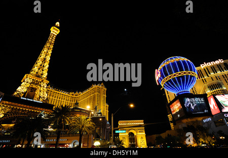 Nachtansicht, Luxus-Hotel und Casino Paris mit simulierten Eiffelturm, Planet Hollywood, The Strip, Las Vegas, Nevada Stockfoto