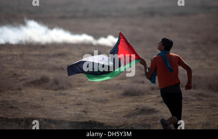 Gaza, Palästinensische Gebiete. 1. November 2013. Demonstrant palästinensischen bei Zusammenstößen, die nach einem Protest am Grenzübergang Nahal Oz mit Israel, östlich von Gaza-Stadt, israelischen Streitkräfte am Freitag kollidierte mit Palästinensern während der Demonstrationen in Ost-Jerusalem und das Westjordanland und den Gaza-Streifen zum Jubiläum der Balfour-Deklaration, die die jüdischen Statein Palestine.Photo gewährt: Majdi Fathi/NurPhoto Credit: Majdi Fathi/NurPhoto/ZUMAPRESS.com/Alamy Live News Stockfoto