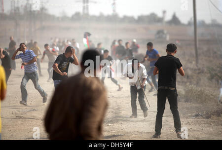 Gaza, Palästinensische Gebiete. 1. November 2013. Demonstrant palästinensischen bei Zusammenstößen, die nach einem Protest am Grenzübergang Nahal Oz mit Israel, östlich von Gaza-Stadt, israelischen Streitkräfte am Freitag kollidierte mit Palästinensern während der Demonstrationen in Ost-Jerusalem und das Westjordanland und den Gaza-Streifen zum Jubiläum der Balfour-Deklaration, die die jüdischen Statein Palestine.Photo gewährt: Majdi Fathi/NurPhoto Credit: Majdi Fathi/NurPhoto/ZUMAPRESS.com/Alamy Live News Stockfoto