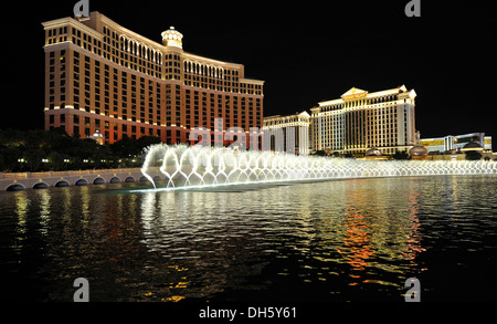 Nachtaufnahme, Wasser-Display vor Luxushotels, Casinos, Bellagio, The Mirage, Caesars Palace, Las Vegas, Nevada Stockfoto