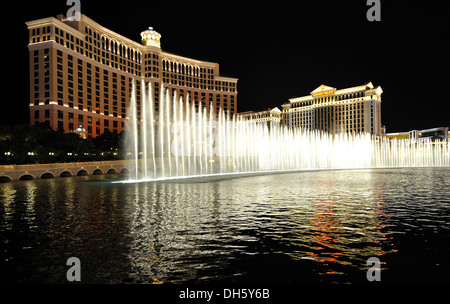 Nachtaufnahme, Wasser-Display vor Luxushotels, Casinos, Bellagio, The Mirage, Caesars Palace, Las Vegas, Nevada Stockfoto