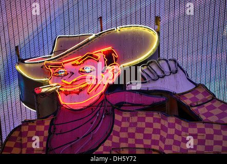 Vegas Vic, berühmte Cowboy Figur auf einem Neon anmelden alten Pioneer Casino Hotel, Las Vegas Fremont Street Experience Stockfoto