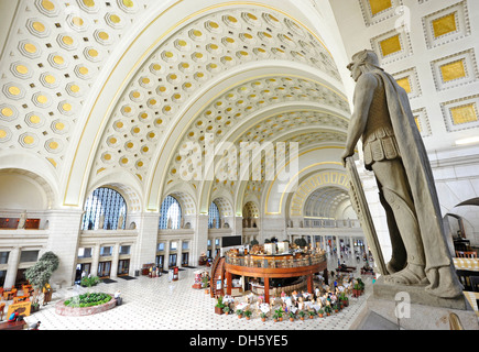 Innenansicht, große Haupthalle, größer als Lebens-Statue, Wartezimmer, Union Station, Washington, D.C., District Of Columbia Stockfoto