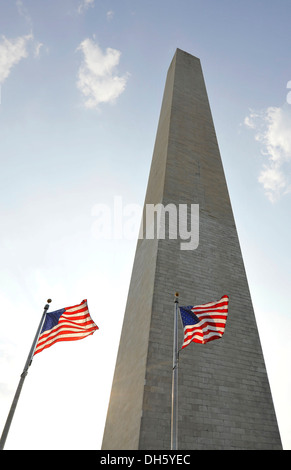 US-Flaggen vor Washington National Monument, Obelisk, Washington D.C., District Of Columbia, Vereinigte Staaten von Amerika Stockfoto