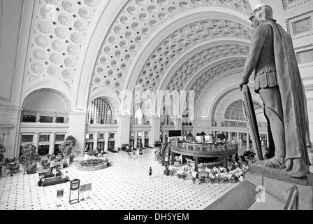 Schwarz und weiß Bild, Innenansicht, große Haupthalle, überlebensgroße Statuen, Bahnhofsvorplatz, Union Station, Washington DC Stockfoto
